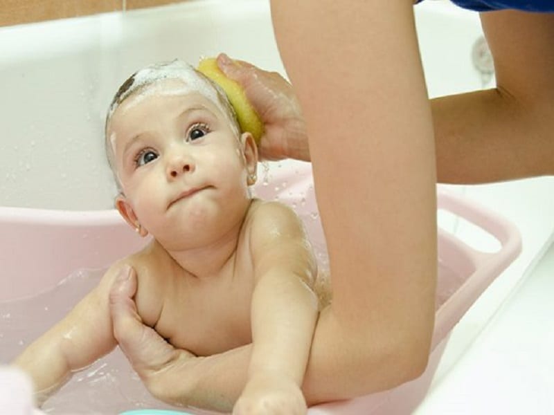 Có nên tắm thường xuyên cho trẻ trong những ngày lạnh như thế này ?