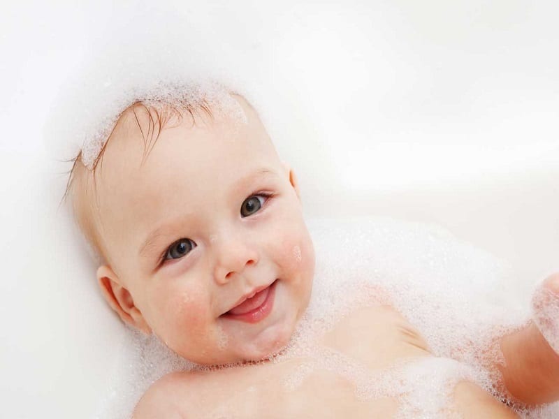 Có nên tắm thường xuyên cho trẻ trong những ngày lạnh như thế này ?